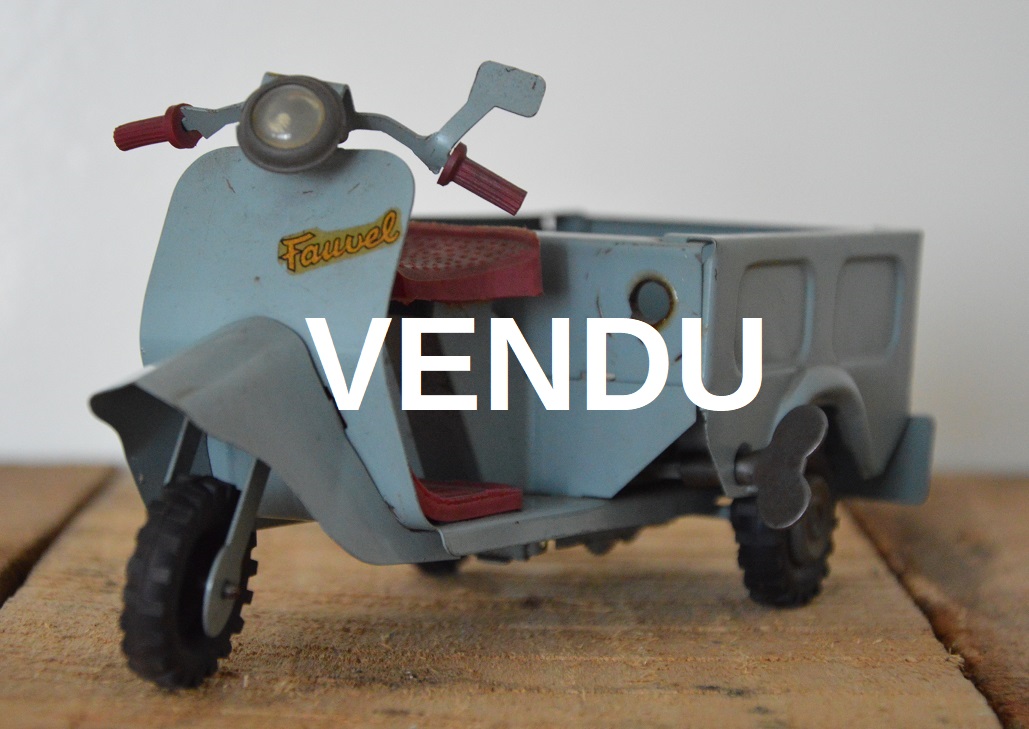 Le Scooter jaune a la jeune fille en miniature façon jouet ancien en