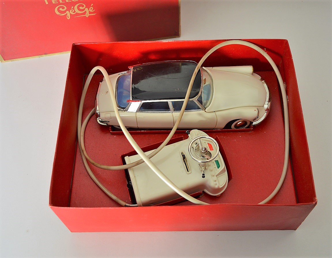 AU JOUET PARISIEN: GéGé Citroën DS 9 956 /43ème AU JOUET PARISIEN: GéGé Citroën DS 9 956 /43ème